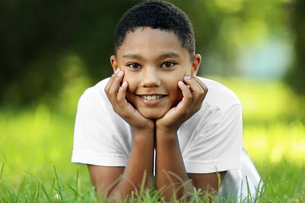 Niño afroamericano en el parque — Foto de Stock