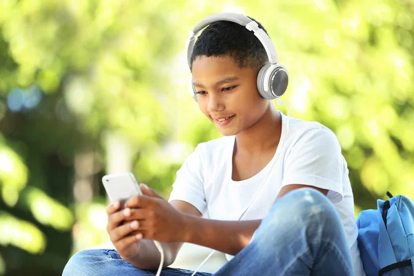 Afro-Amerikaanse jongen luisteren muziek — Stockfoto