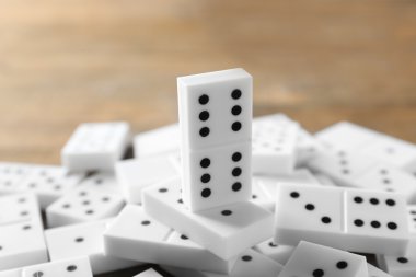 Ahşap masa üzerinde Domino yığını