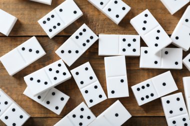 Ahşap masa üzerinde Domino yığını