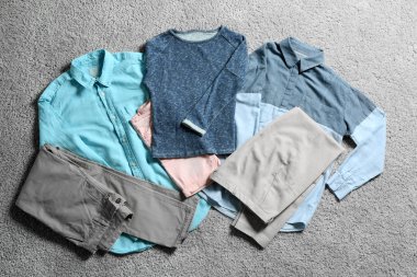 Halı üzerinde aile giyim