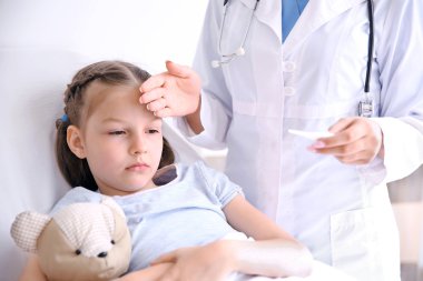 Sevimli kız ziyaret doktor