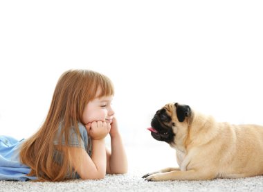 Köpekle oynayan tatlı kız. 