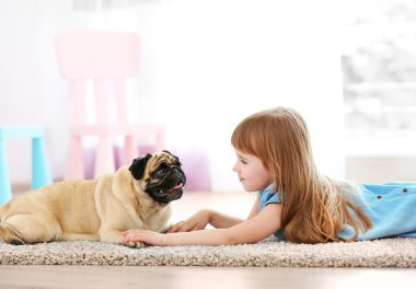 Köpekle oynayan tatlı kız. 