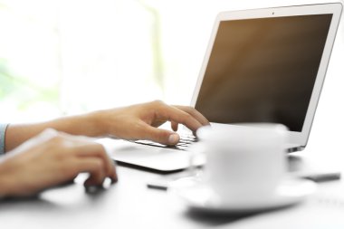 İşadamı ofiste dizüstü bilgisayarda çalışıyor.