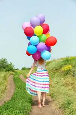 renkli balonlar ile mutlu bir kadın 