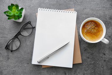 Öğrenci yarıyıl not defteri ile gözlük ve kahve 