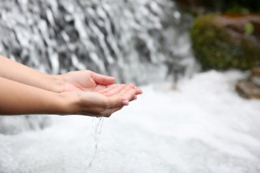 Eller su akışı yakınındaki