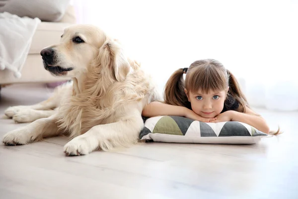 Liten flicka och stora snäll hund — Stockfoto