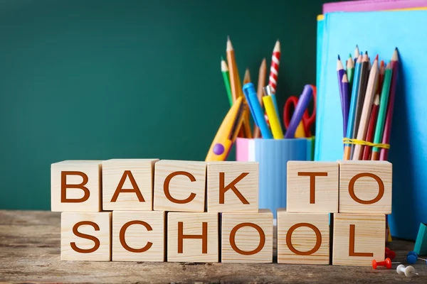 Papelería colorida y palabras REGRESAR A ESCUELA —  Fotos de Stock