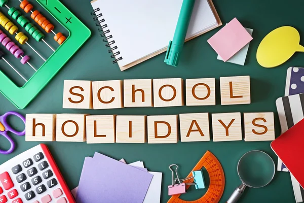 Papelaria colorida e palavras SCHOOL HOLIDAYS — Fotografia de Stock