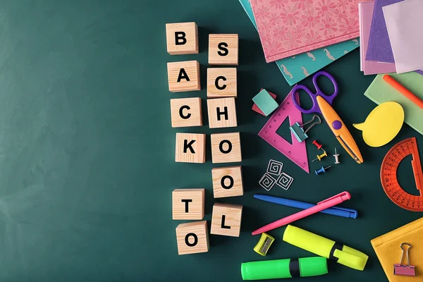 Färgglada brevpapper och ord tillbaka till skolan — Stockfoto