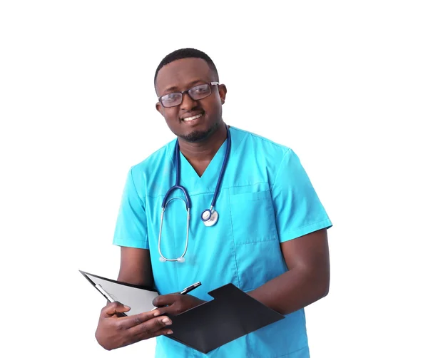 Médico africano profesional con carpeta de papel — Foto de Stock