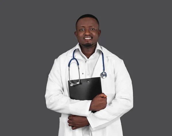 Médico profesional africano con portapapeles — Foto de Stock