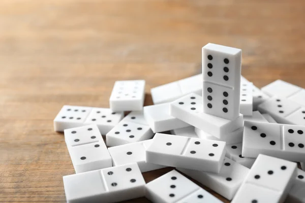 Heap de dominós na mesa de madeira — Fotografia de Stock