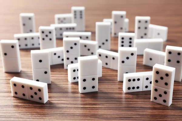 Hoop van Domino's op houten achtergrond — Stockfoto