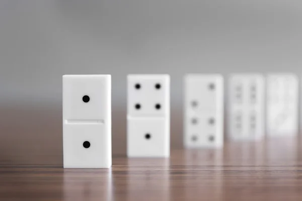 Fila de dominós na mesa de madeira — Fotografia de Stock