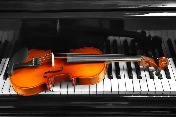 Violin on piano keys, closeup — Stock Photo, Image