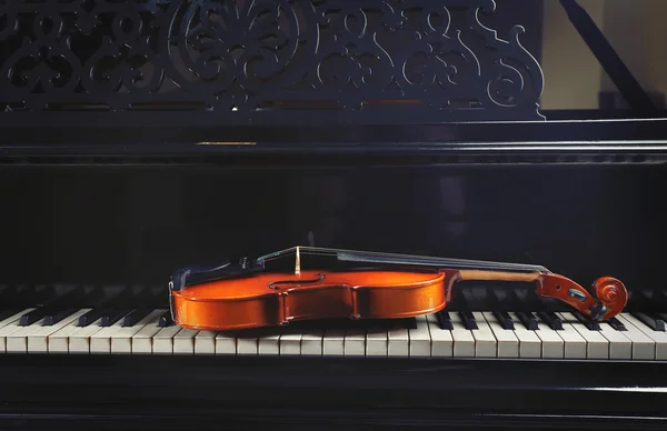 Violin on piano keys, closeup — Stock Photo, Image