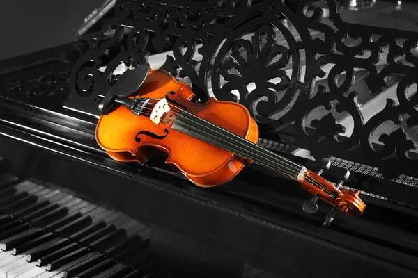Violino no piano, close-up — Fotografia de Stock