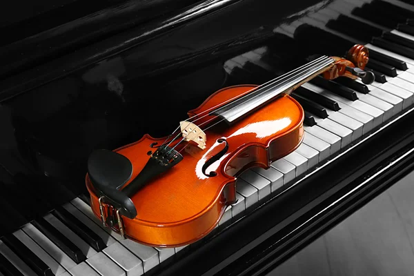 Violin on piano keys, closeup — Stock Photo, Image