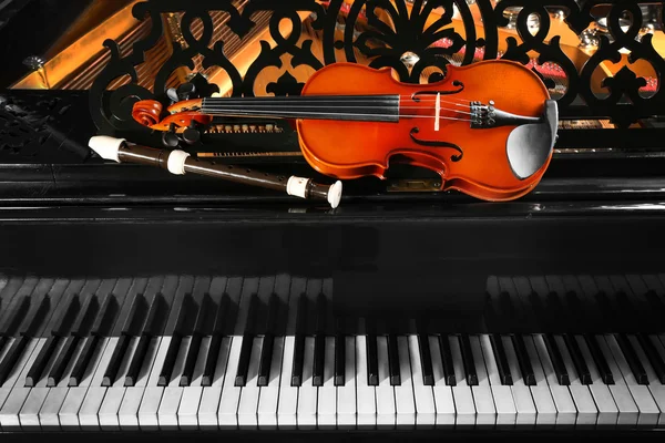 Flauto e violino al pianoforte — Foto Stock