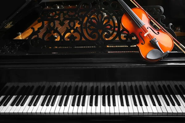 Violin on piano, closeup — Stock Photo, Image