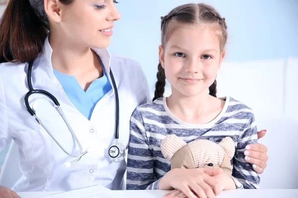 Menina bonito visitar um médico — Fotografia de Stock