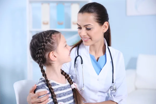 Ragazza carina in visita da un medico — Foto Stock