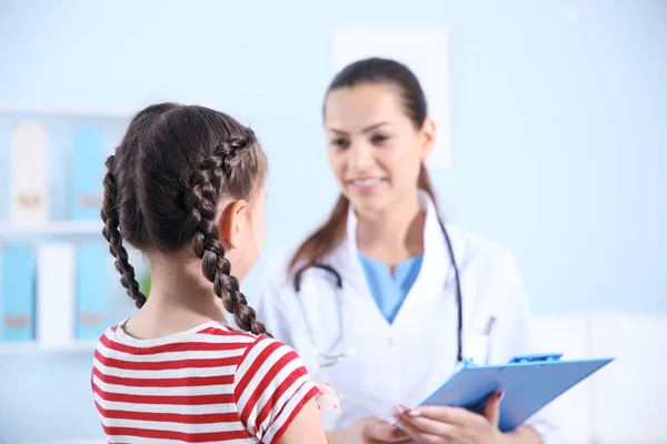Schattig meisje een bezoek aan een arts — Stockfoto