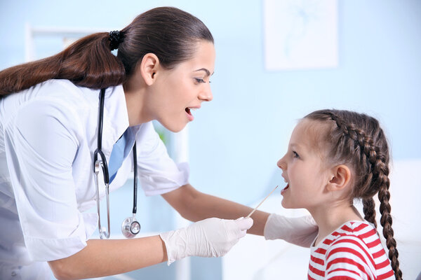 Милая девушка, навещающая врача
