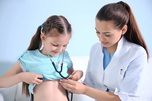 Linda chica visitando doctor — Foto de Stock