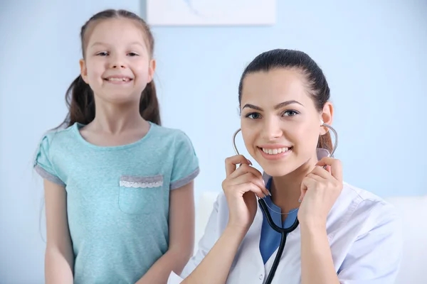 Fille mignonne visitant un médecin — Photo