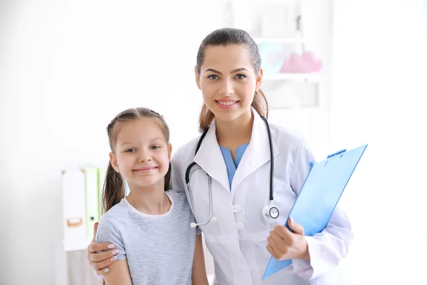 Fille mignonne visitant un médecin — Photo