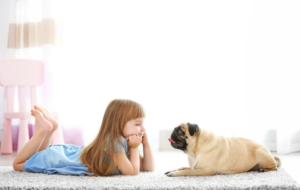 Nettes Mädchen spielt mit Hund — Stockfoto