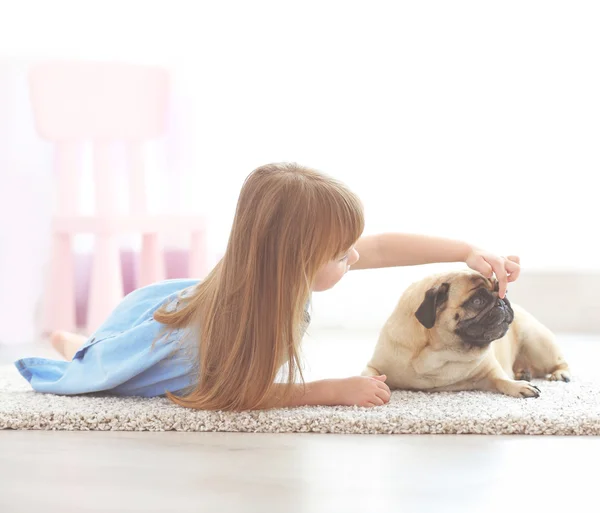 Söt flicka leker med hunden — Stockfoto