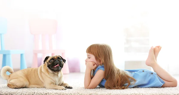 Köpekle oynayan tatlı kız. — Stok fotoğraf