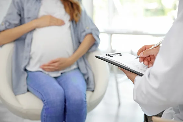 Беременная женщина к врачу — стоковое фото