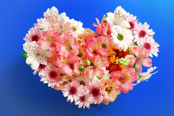 Σύνθεση των όμορφα λουλούδια σε σχήμα καρδιάς — Φωτογραφία Αρχείου