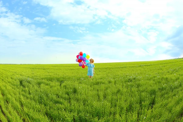 Gelukkige vrouw met kleurrijke ballonnen — Stockfoto