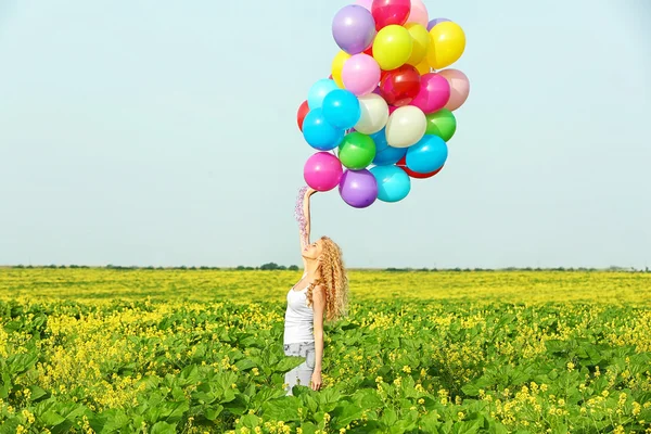 彩色气球的幸福女人 — 图库照片