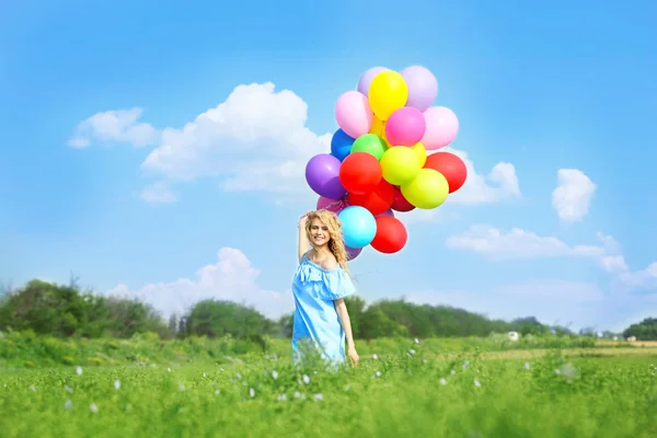 Mulher feliz com balões coloridos — Fotografia de Stock