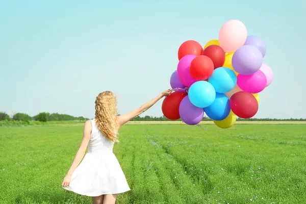 Szczęśliwa kobieta z kolorowych balonów — Zdjęcie stockowe