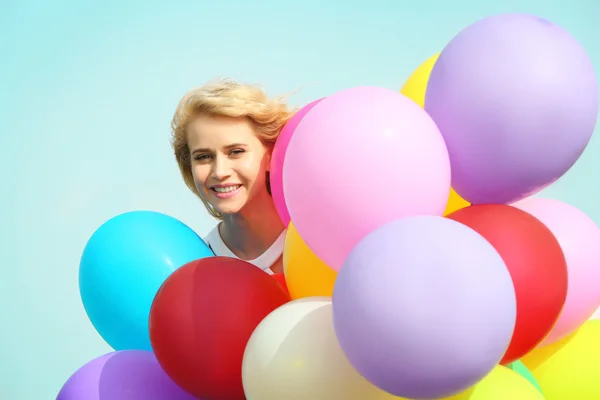 Mulher feliz com balões coloridos — Fotografia de Stock