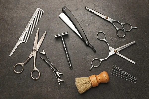 Старинные инструменты парикмахерской — стоковое фото