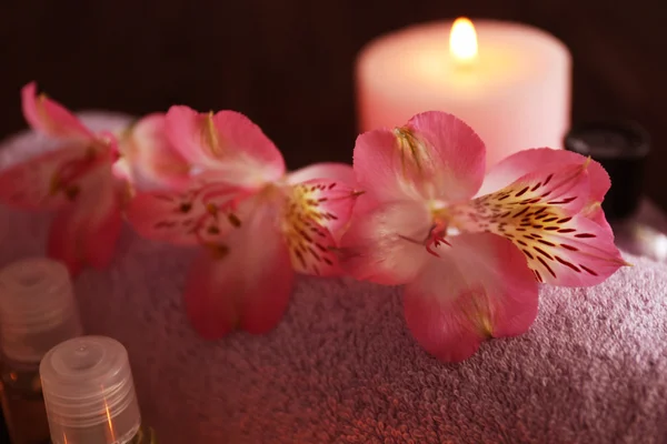 Composition of spa treatments with flowers — Stock Photo, Image