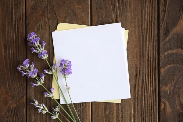Lavendel med papper på trä bakgrund — Stockfoto