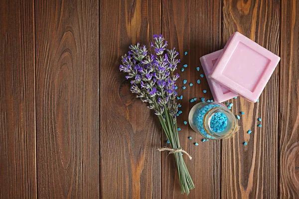 Lavendel met water en zeep zee zout — Stockfoto