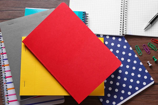 Carnets et fournitures scolaires, gros plan — Photo