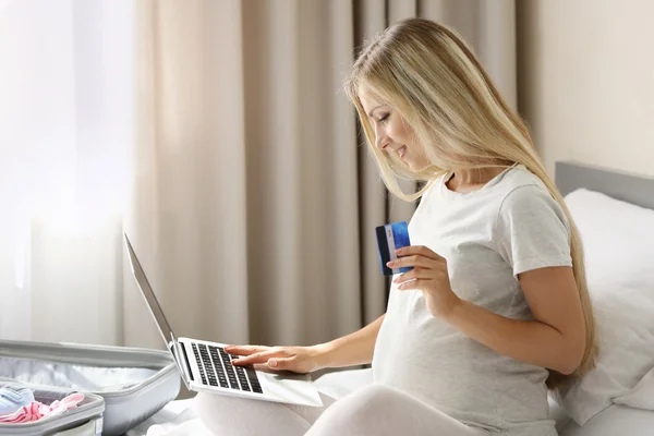 Kobieta w ciąży zakupy online — Zdjęcie stockowe